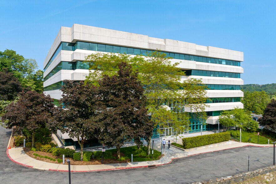 565 Taxter Rd, Elmsford, NY à louer - Photo de l’immeuble – Image 3 sur 19