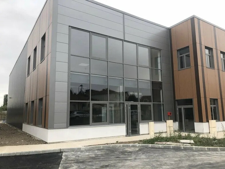 Local d’activités dans Pierrefitte-sur-Seine à louer - Photo de l’immeuble – Image 3 sur 4