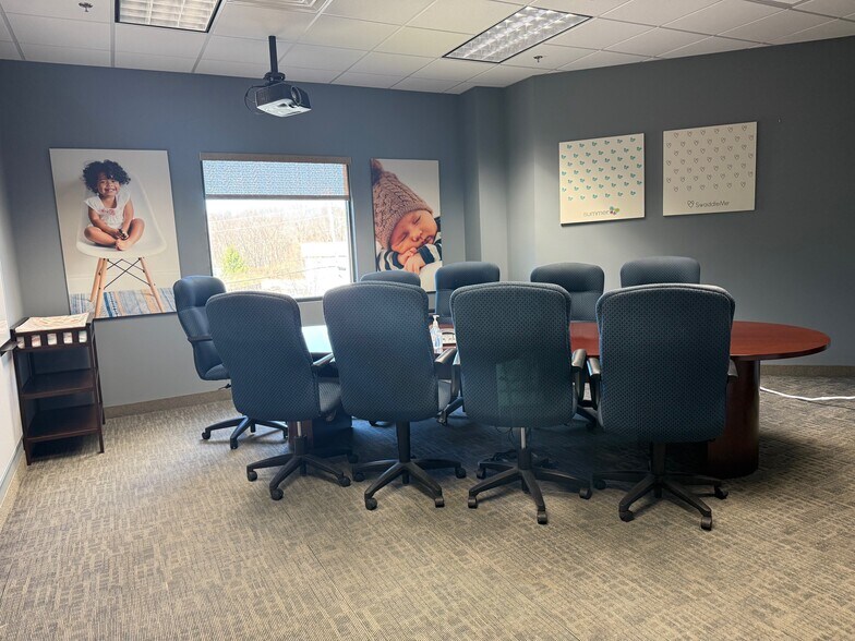 1275 Park East Dr, Woonsocket, RI à louer - Photo intérieure – Image 2 sur 8