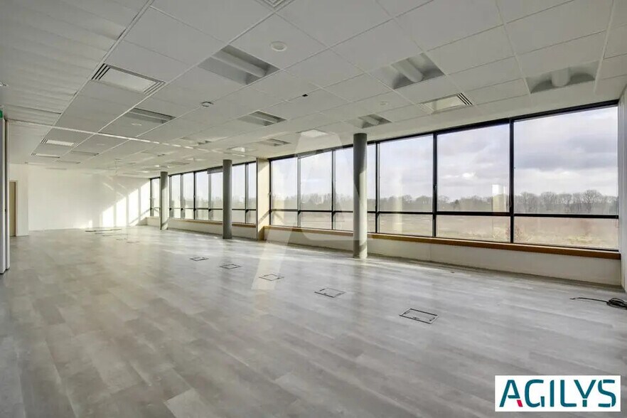 Bureau dans Saclay à louer - Photo de l’immeuble – Image 1 sur 12