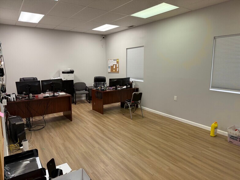 115 Toledo St, Farmingdale, NY à louer - Photo de l’immeuble – Image 3 sur 12