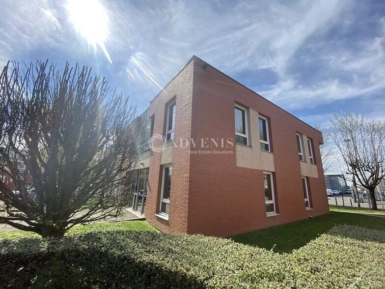 41 Avenue Des 3 Peuples, Montigny-le-Bretonneux à louer - Photo de l’immeuble – Image 2 sur 9