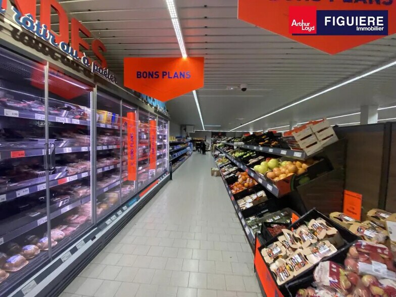 Local commercial dans Saint-Martin-de-Crau à louer - Photo de l’immeuble – Image 3 sur 11