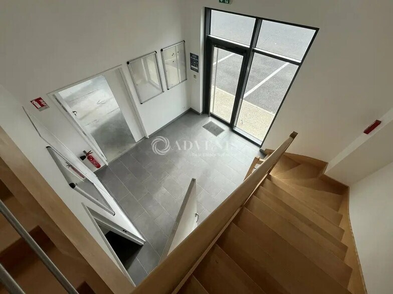 Local d'activités dans Lieusaint à vendre - Photo de l’immeuble – Image 2 sur 6