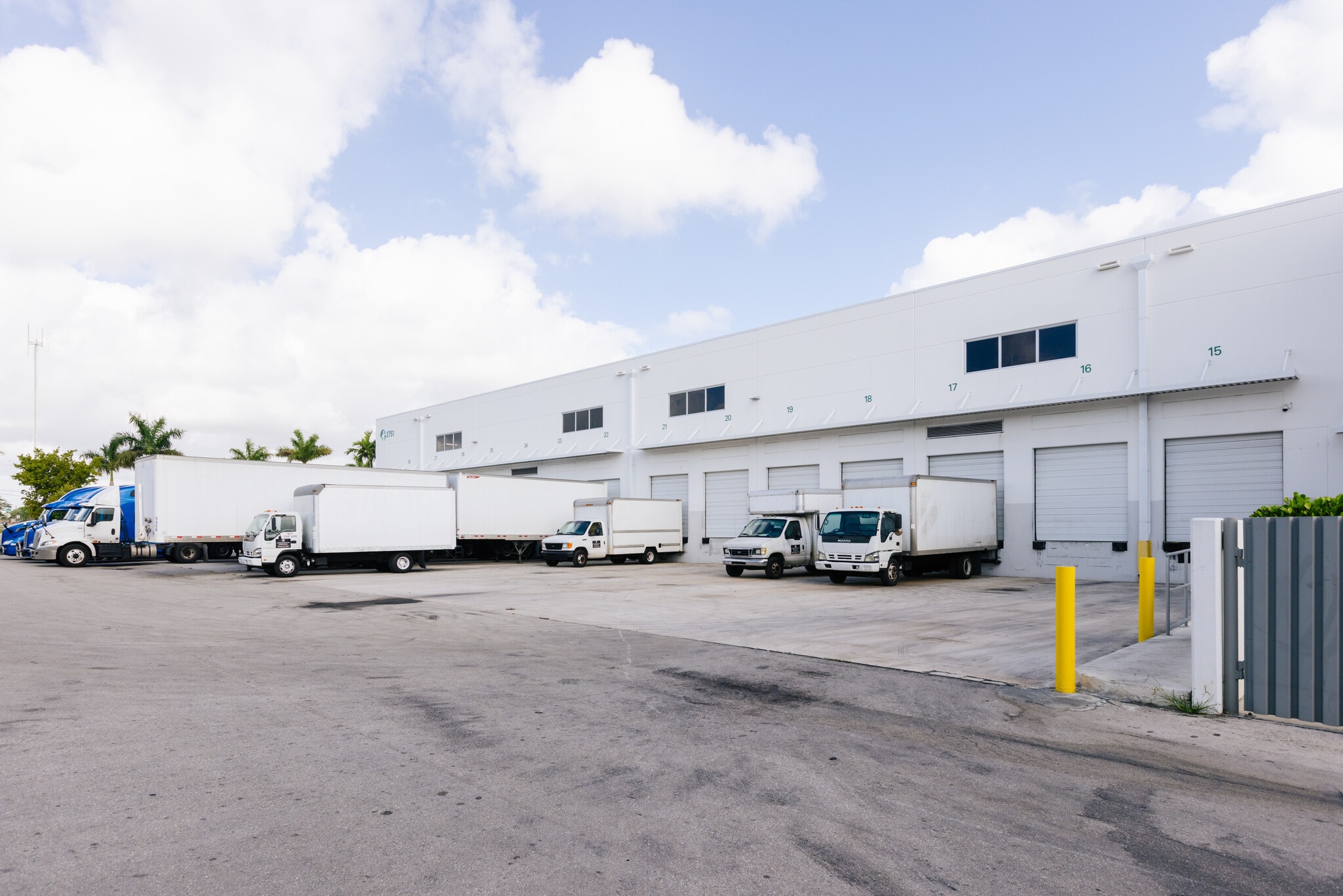 2751 Commerce Center Way, Pembroke Park, FL à louer Photo de l’immeuble– Image 1 sur 6