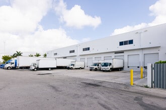 2751 Commerce Center Way, Pembroke Park, FL à louer Photo de l’immeuble– Image 1 sur 6