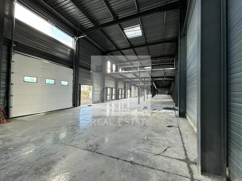 Local d’activités dans Bourgoin-Jallieu à louer - Photo de l’immeuble – Image 3 sur 12