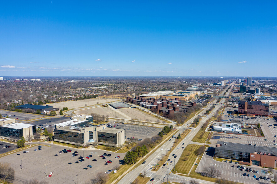 3250 W Big Beaver Rd, Troy, MI à louer - Aérien – Image 3 sur 11