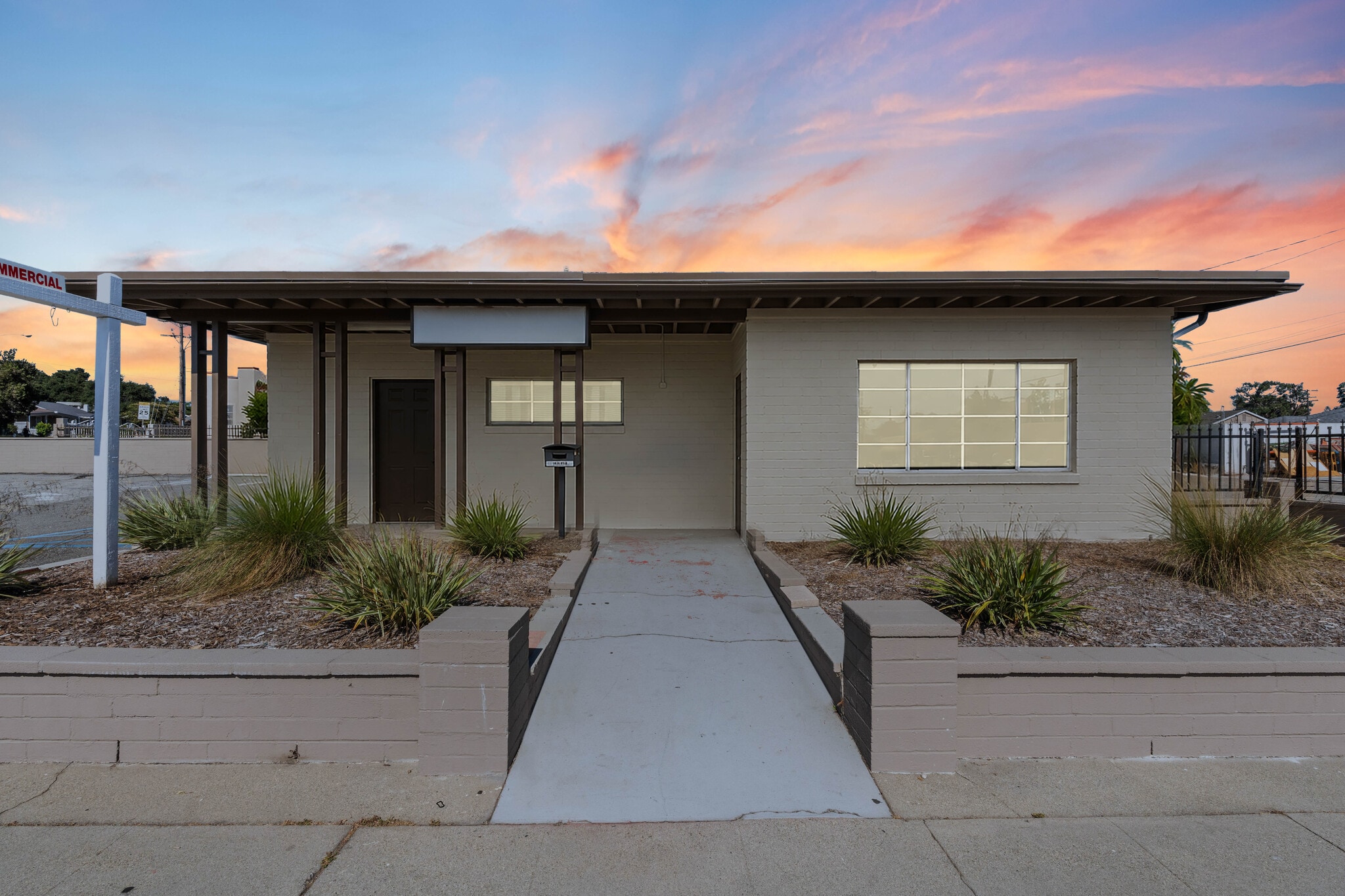 1192 N White Ave, Pomona, CA à louer Photo de l’immeuble– Image 1 sur 37
