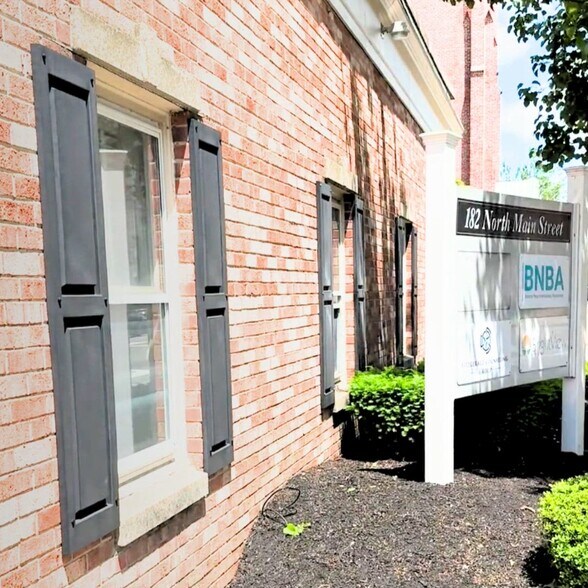 182 N Main St, Fall River, MA à louer - Vidéo sur l’annonce professionnelle – Image 2 sur 13