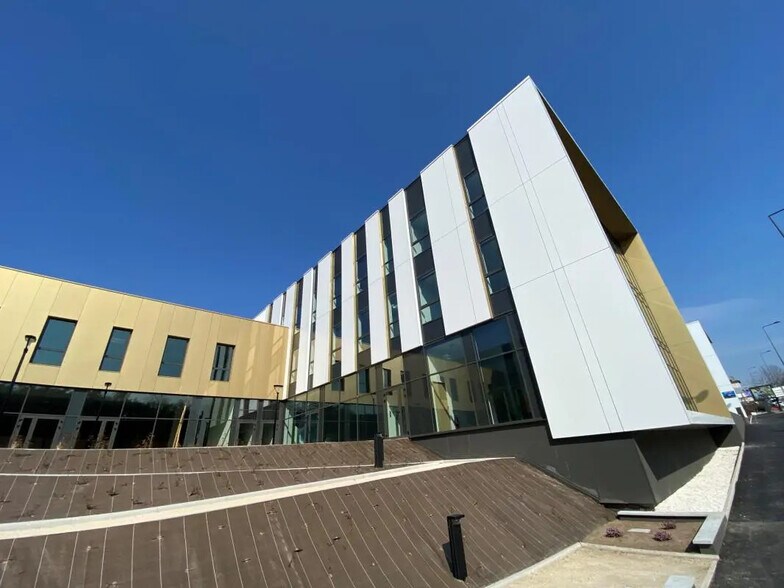 Bureau dans Saint-Étienne à louer - Photo de l’immeuble – Image 1 sur 3