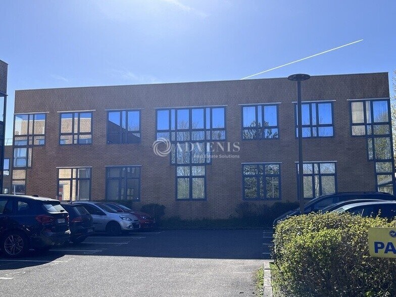 Local d'activités dans Montigny-le-Bretonneux à vendre - Photo de l’immeuble – Image 2 sur 5