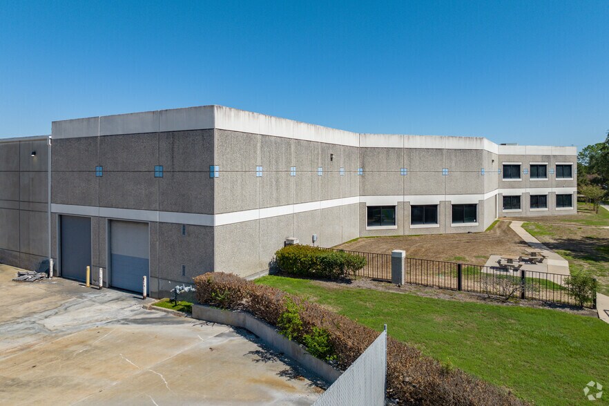 10600 Corporate Dr, Stafford, TX à louer - Photo de l’immeuble – Image 2 sur 14