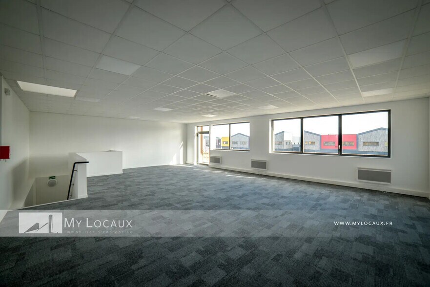 Local d'activités dans Stains à vendre - Photo de l’immeuble – Image 3 sur 9