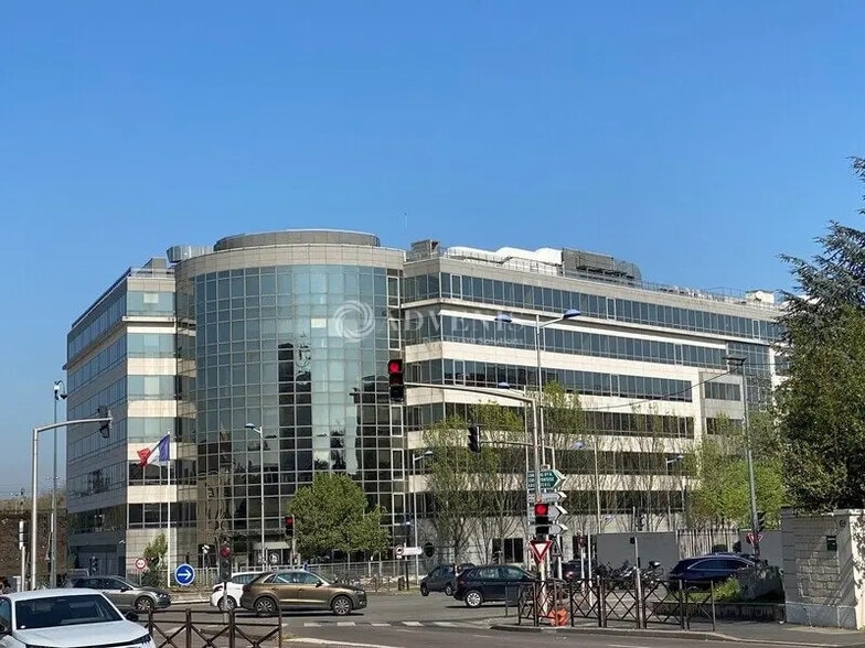 Bureau dans Poissy à louer - Photo de l’immeuble – Image 2 sur 2