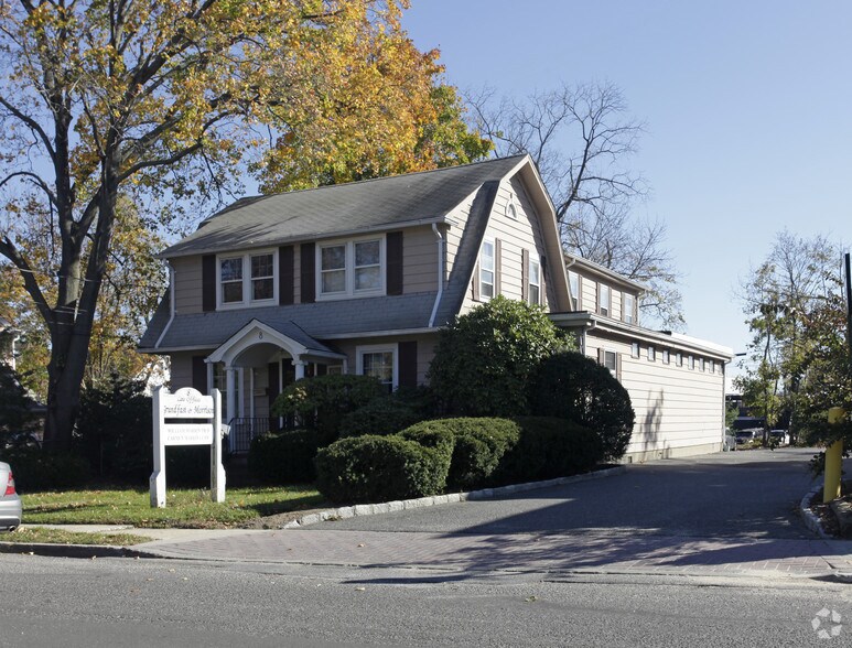 8 Manor Rd, Smithtown, NY à vendre - Photo de l’immeuble – Image 2 sur 2