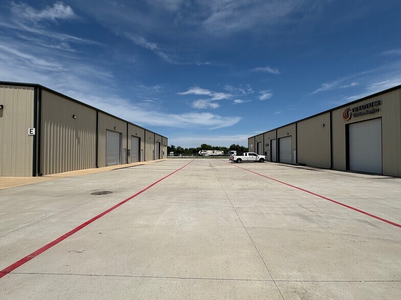 18700 Becker Rd, Hockley, TX à louer - Photo de l’immeuble – Image 2 sur 15