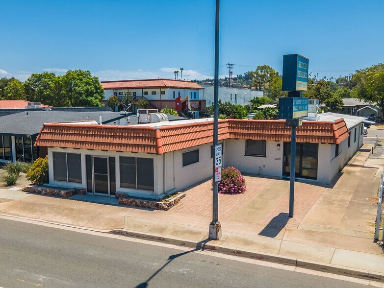 725 E Valley Pky, Escondido, CA à vendre - Photo de l’immeuble – Image 1 sur 17