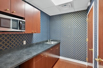 6 Technology Dr, Setauket, NY à louer Photo intérieure– Image 2 sur 6