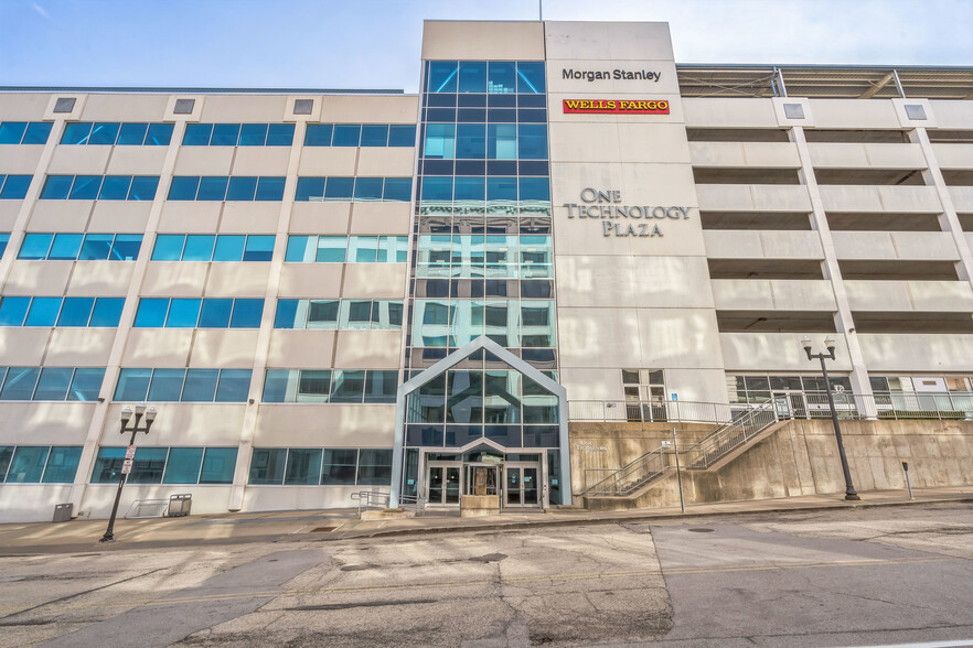 211 Fulton St, Peoria, IL à vendre - Photo de l’immeuble – Image 2 sur 25