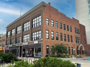 207-215 E Washington St, Iowa City, IA à louer Photo intérieure– Image 1 sur 6