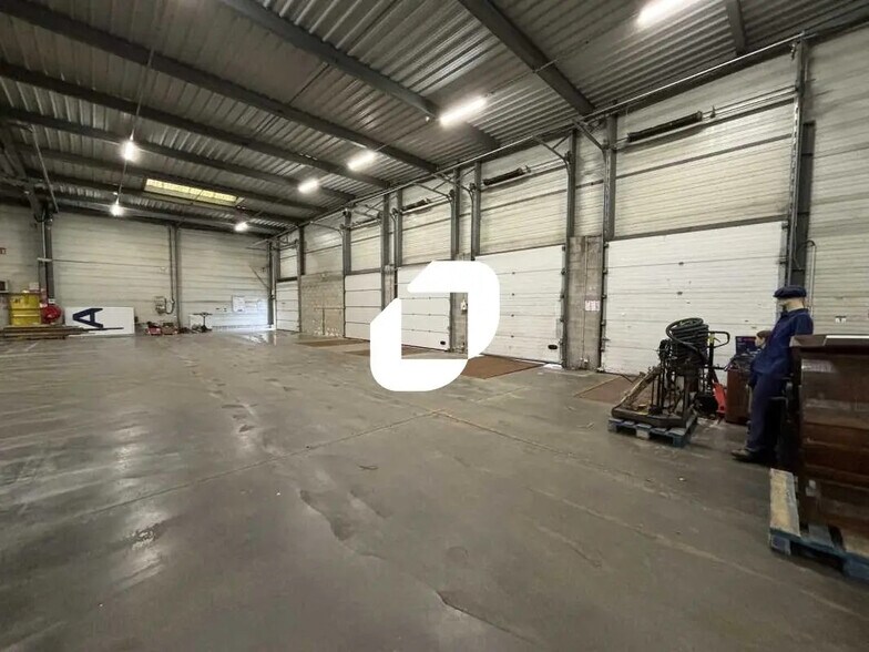 Local d’activités dans Égly à louer - Photo de l’immeuble – Image 3 sur 17