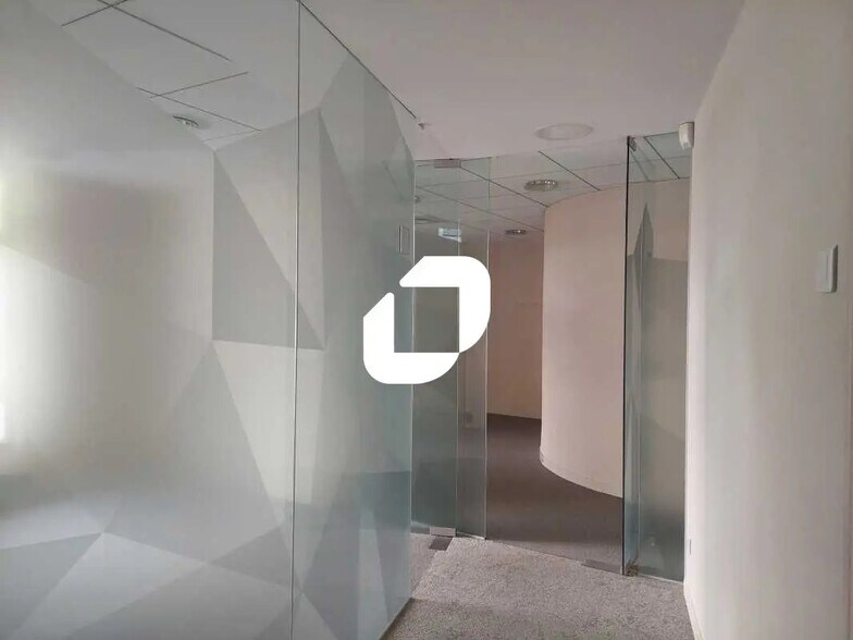 Bureau dans Montigny-le-Bretonneux à louer - Photo de l’immeuble – Image 3 sur 7