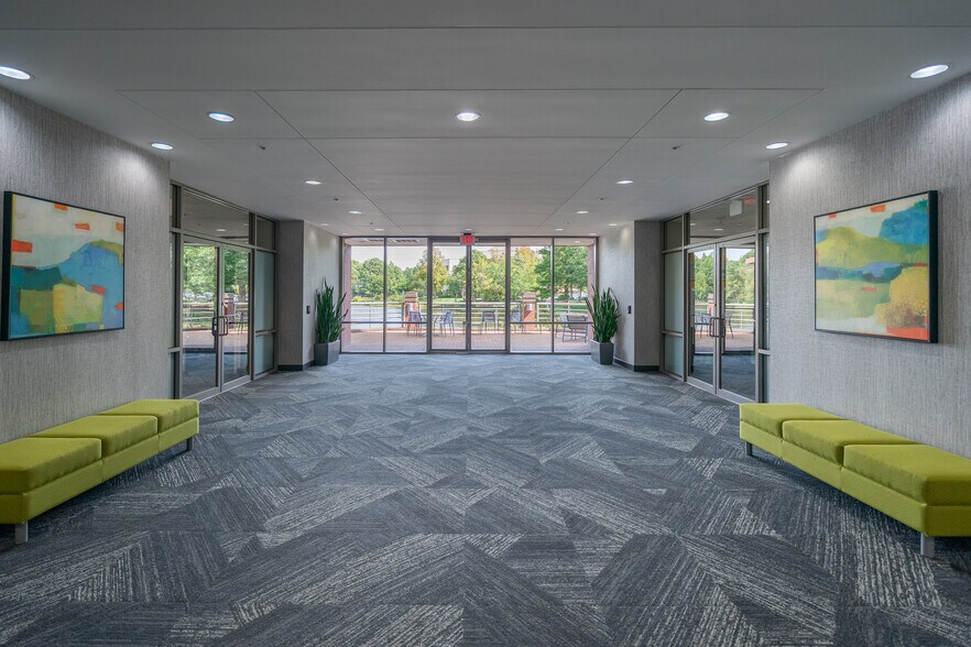 4401 Waterfront Dr, Glen Allen, VA à louer - Photo de l’immeuble – Image 2 sur 16