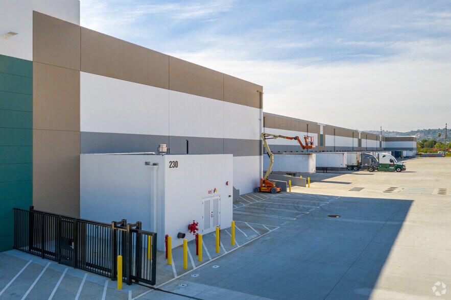 4260 N Harbor Blvd, Fullerton, CA à louer - Photo de l’immeuble – Image 3 sur 37