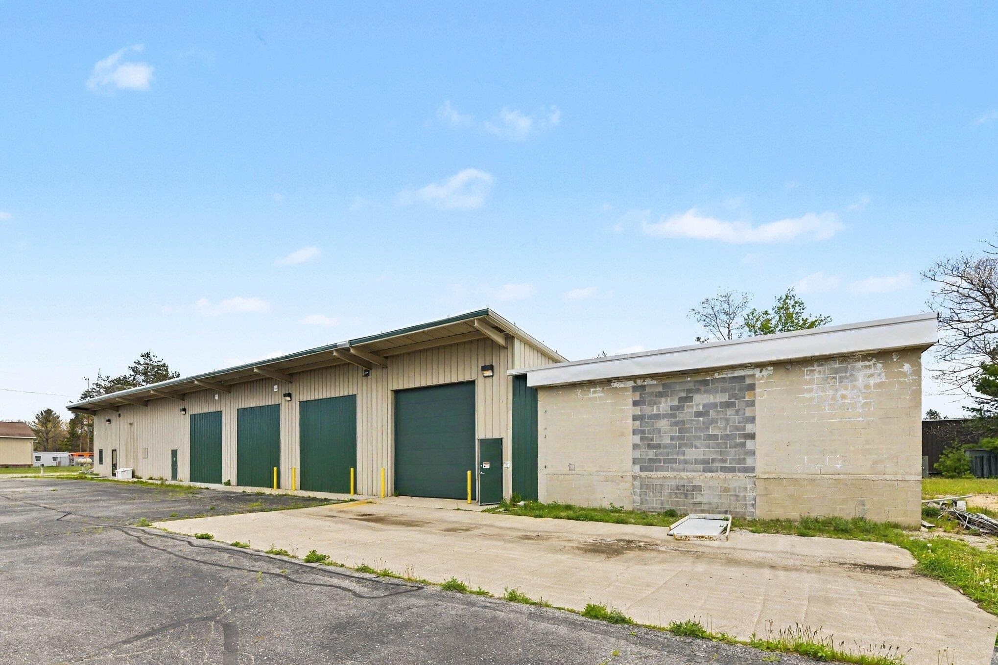 490 E Dresden St, Kalkaska, MI à vendre Photo principale– Image 1 sur 2