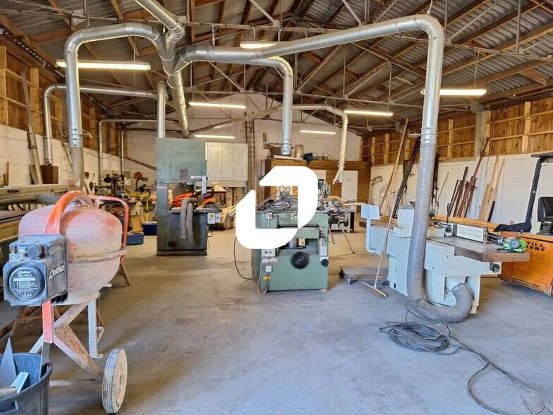 Local d’activités dans Sainte-Eulalie à louer - Photo de l’immeuble – Image 2 sur 7