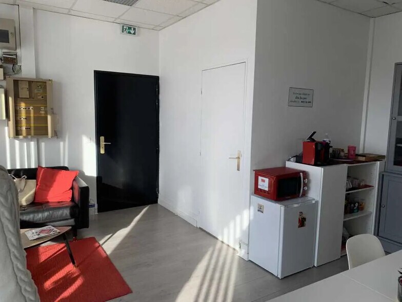 Bureau dans Pontault-Combault à louer - Photo de l’immeuble – Image 2 sur 7