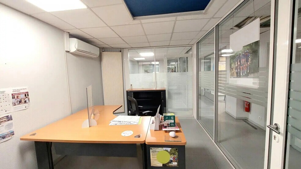 Local commercial dans Antran à louer - Photo de l’immeuble – Image 3 sur 7