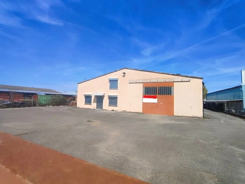 Local d’activités dans Bourgoin-Jallieu à louer - Photo de l’immeuble – Image 1 sur 8