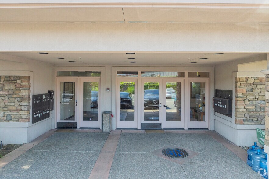 135 Camino Dorado, Napa, CA à vendre - Photo de l’immeuble – Image 2 sur 24
