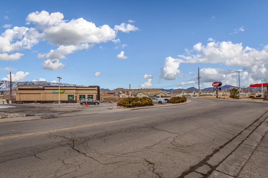 101 E 26th St, Rifle, CO à vendre - Photo de l’immeuble – Image 3 sur 24