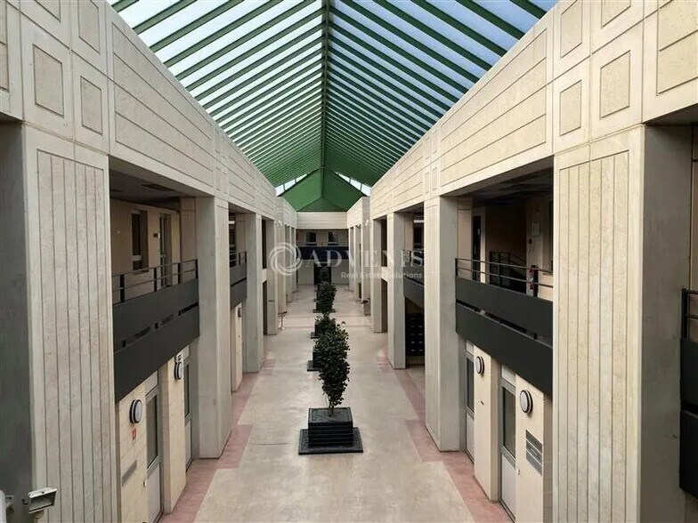 Bureau dans Montigny-le-Bretonneux à louer - Photo de l’immeuble – Image 1 sur 7