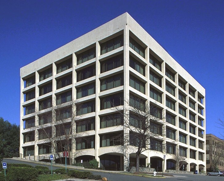 10750 Columbia Pike, Silver Spring, MD à louer - Photo de l’immeuble – Image 2 sur 6