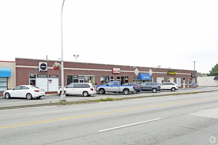 32008-32056 Utica Rd, Fraser, MI à louer - Photo de l’immeuble – Image 3 sur 7