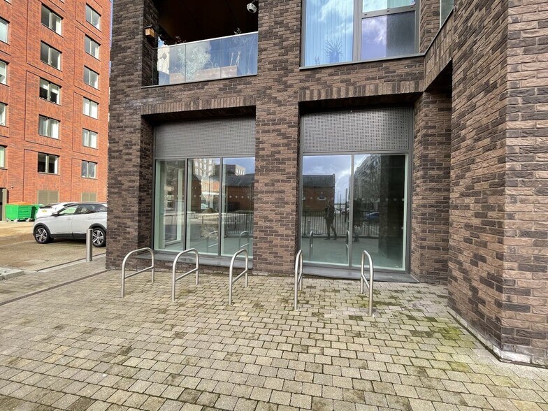27 Shackleton Way, Londres à louer - Photo de l’immeuble – Image 3 sur 7