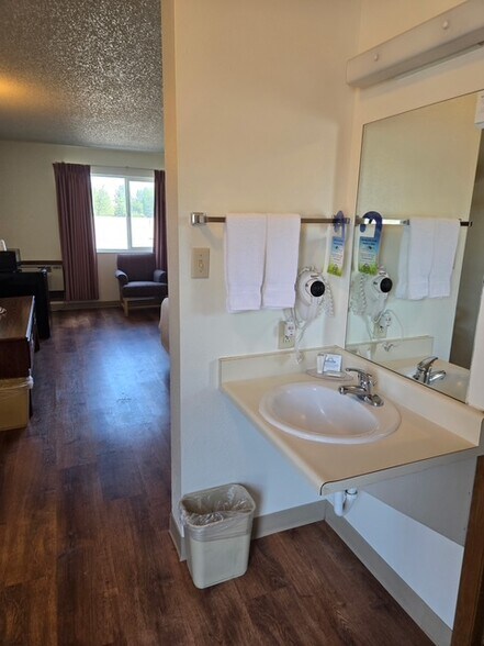 223 Santa Fe Ave, Alamosa, CO à vendre - Photo intérieure – Image 2 sur 13