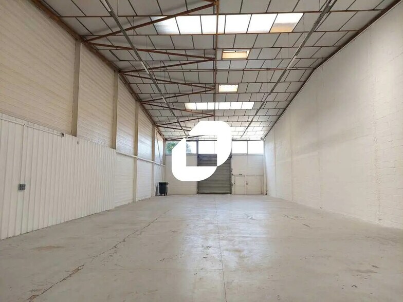 Local d’activités dans Coignières à louer - Photo de l’immeuble – Image 3 sur 12