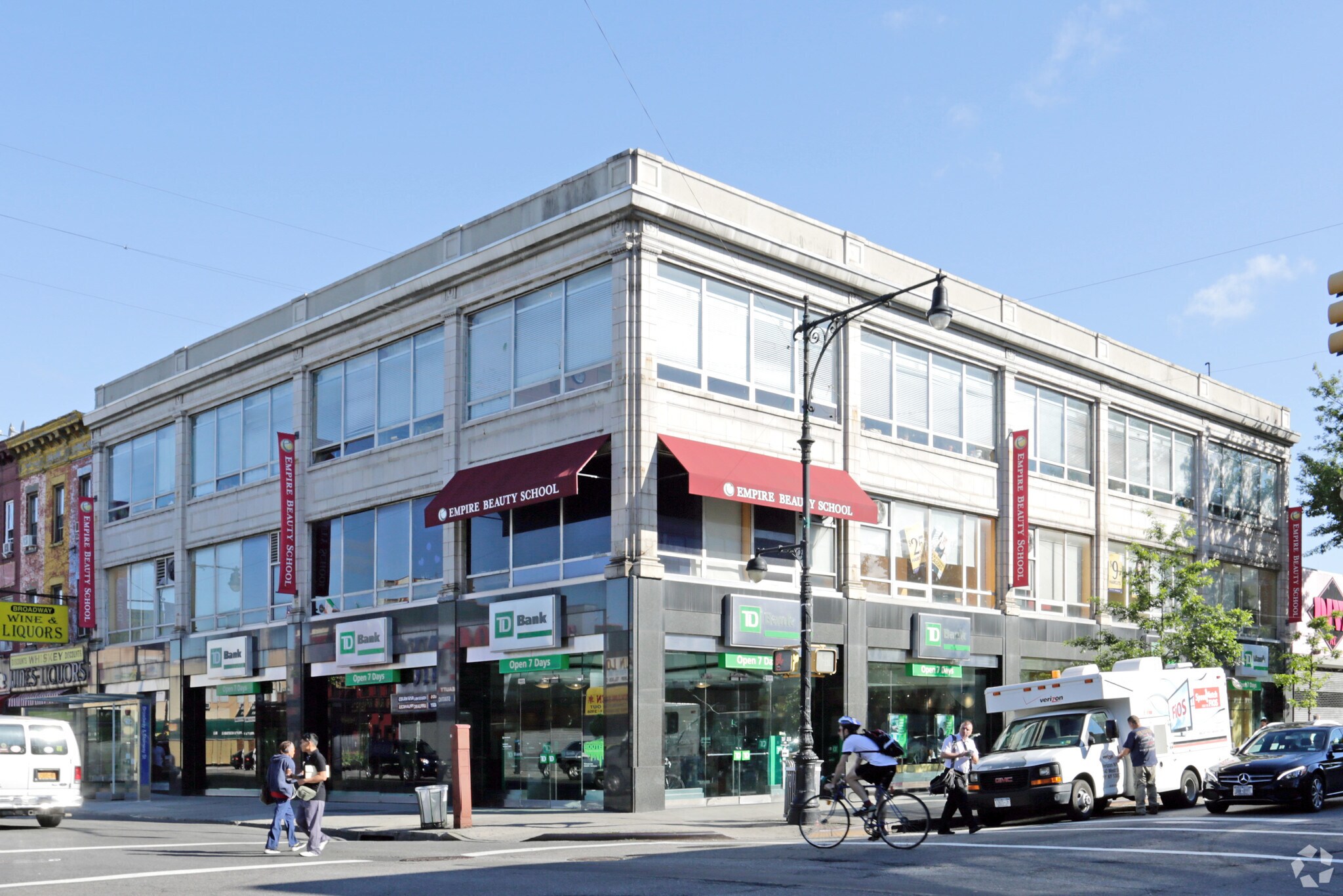 3811 Broadway, Astoria, NY à louer Photo principale– Image 1 sur 9