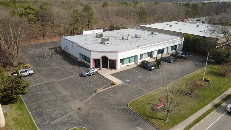 7 Old Dock Rd, Yaphank, NY à vendre - Vidéo sur l’annonce professionnelle – Image 2 sur 24