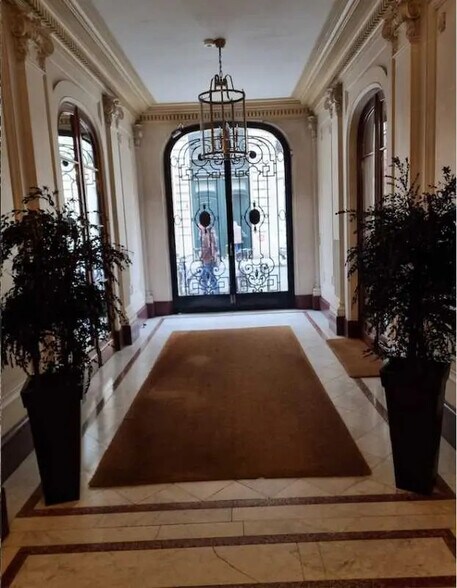 Bureau dans Paris à louer - Photo de l’immeuble – Image 2 sur 17