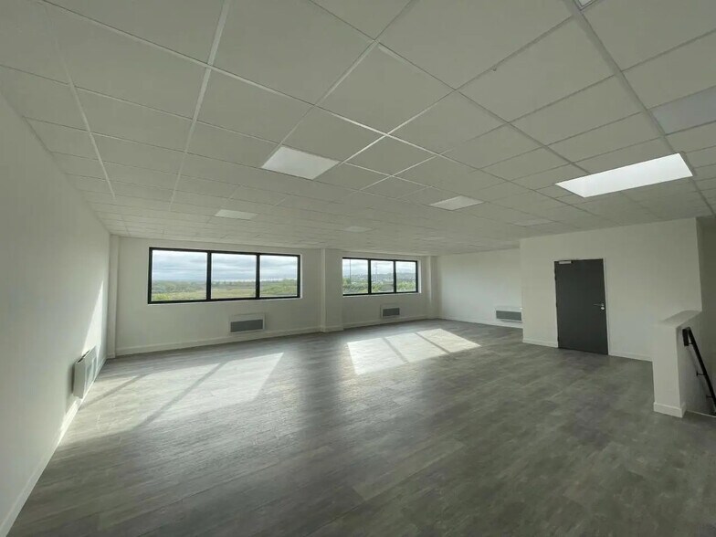 Local d'activités dans Flins-sur-Seine à vendre - Photo de l’immeuble – Image 2 sur 10