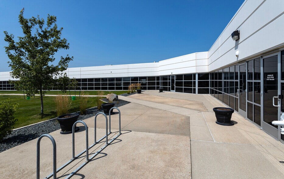 12140 Meredith Dr, Urbandale, IA à louer - Photo de l’immeuble – Image 3 sur 15