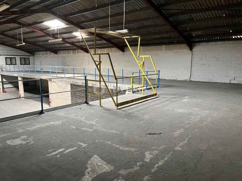 Local commercial dans Coignières à louer Photo de l’immeuble– Image 1 sur 7