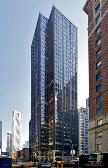 1370 Avenue of the Americas, New York, NY à louer - Photo de l’immeuble – Image 1 sur 5