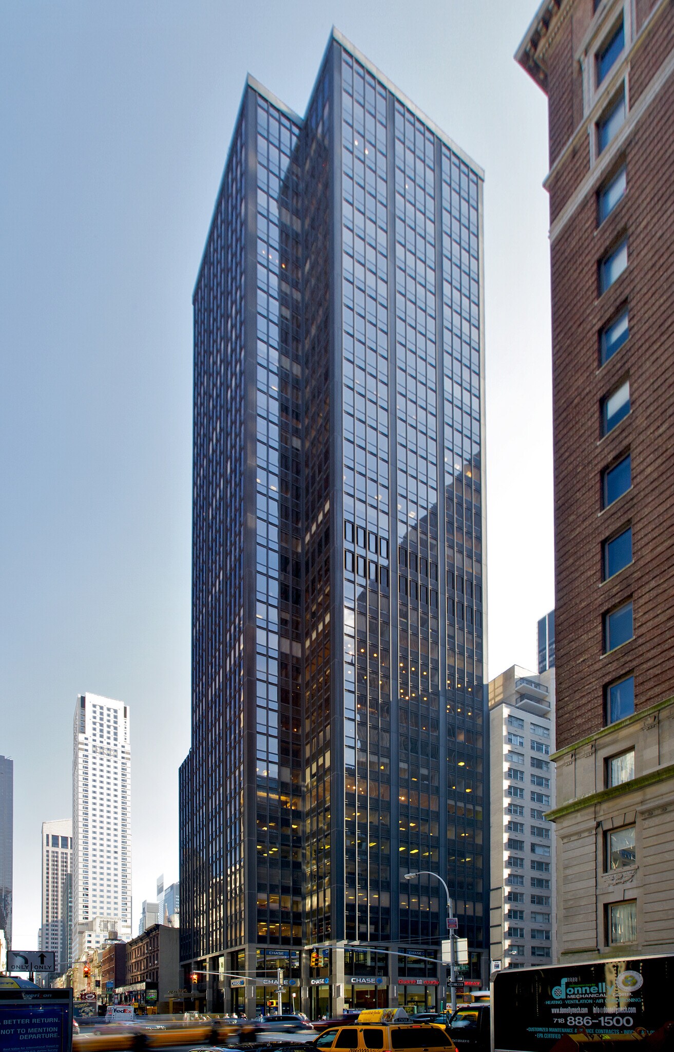 1370 Avenue of the Americas, New York, NY à louer Photo de l’immeuble– Image 1 sur 6